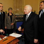 Václav Klaus na jednání vlády. Na snímku s Miroslavem Kalouskem (vlevo) a Petrem Nečasem.