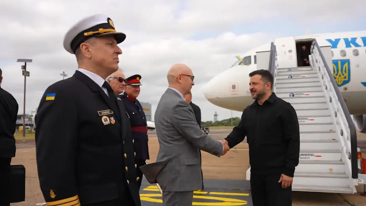 Zelenskyj je v Británii. Bude jednat se Starmerem, Macronem 