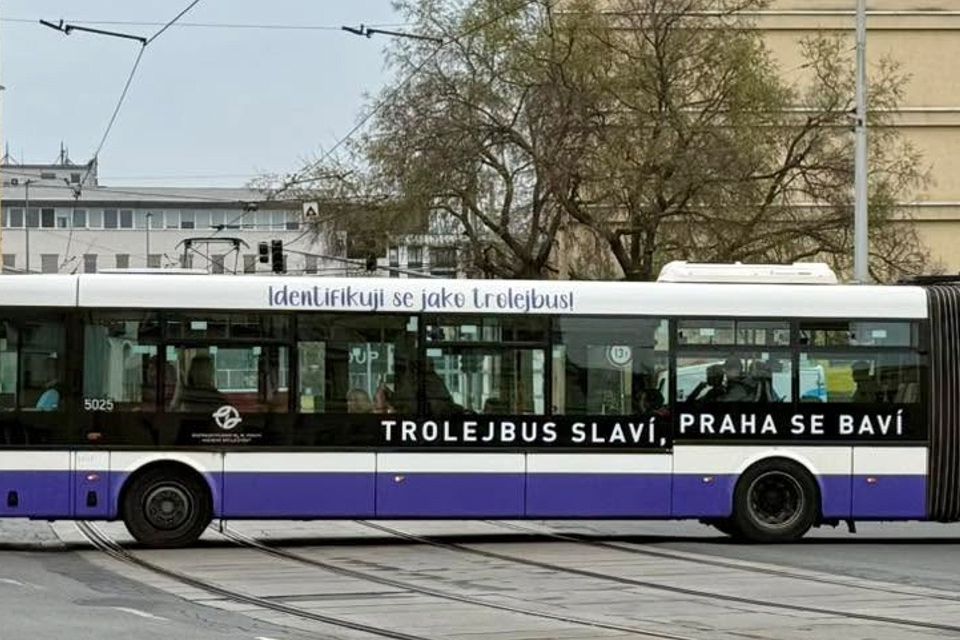 „Identifikuji se jako trolejbus!“ Pražský dopravní podnik po kritice vysvětluje svou kampaň
