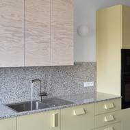 Architekt přesunul kuchyň do hlavní obytné místnosti.