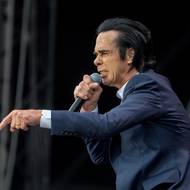 Nick Cave je na pódiu nesmírně emotivní.