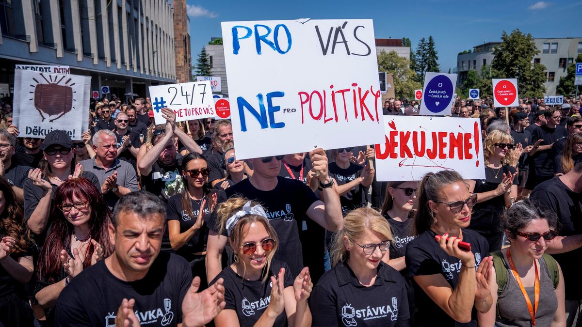 Pokud vláda neustoupí, přitvrdíme, zní z ČT