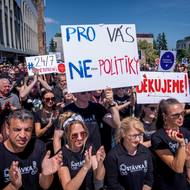 Změna financování podle zaměstnanců ohrozí nezávislost veřejnoprávních médií. Lidé přitom stejně zaplatí obě varianty