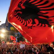 Albánská vláda plánu vychází vstříc, naštvala tím desetitisíce protestantů. Přitom masové akce proti vládě nejsou v Albánii obvyklé.
