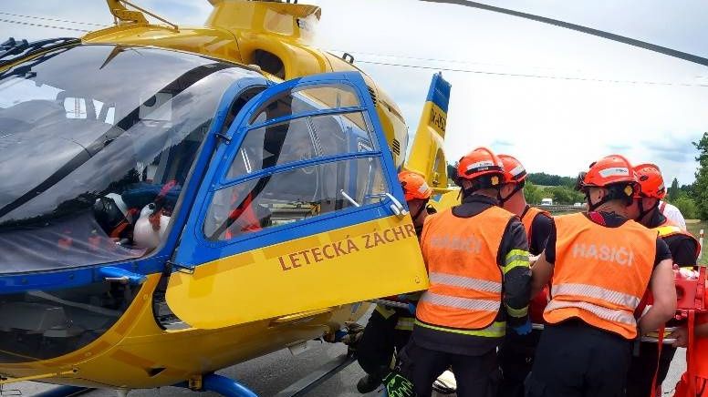 Uzavřená D1 po nehodě u Rousínova. Cizinec nedobrzdil a rozbil dodávku o kamion