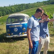 Legendární VW není ve vinohradě náhodou. I toto auto hraje svou roli.