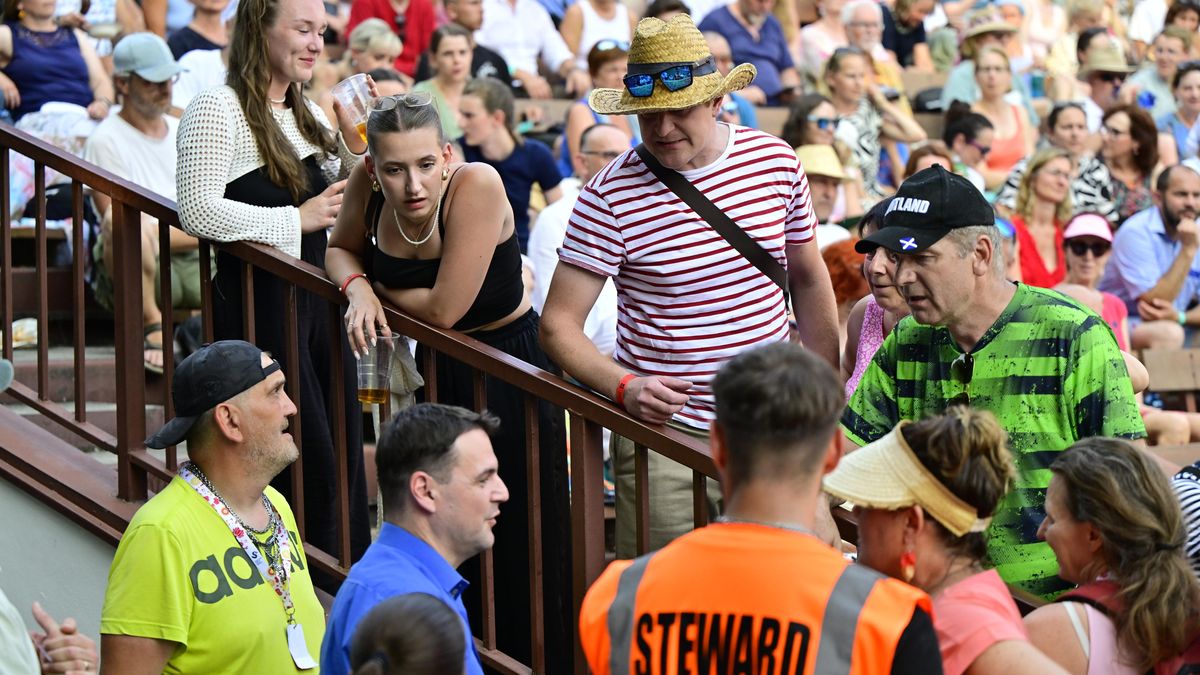 Přišel urazit a provokovat, odmítla opozice Macinkův festivalový exces