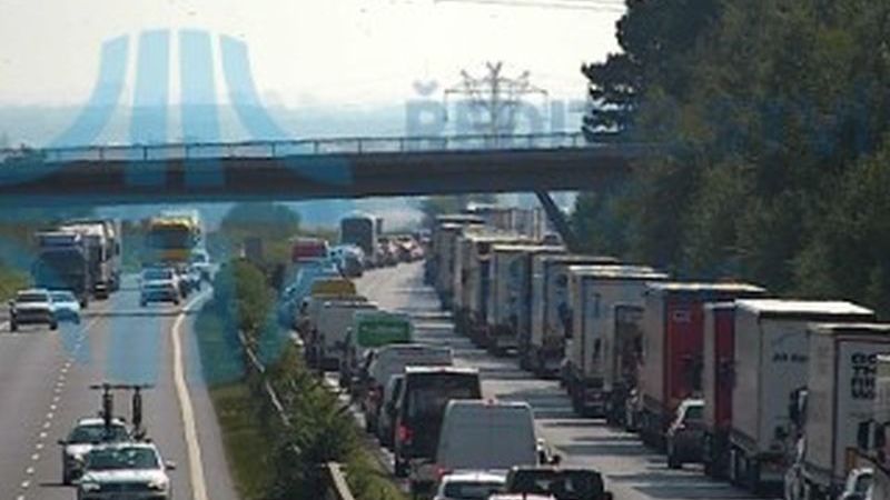 Dálnici D11 uzavřel u Prahy ve směru na Hradec střet dvou aut