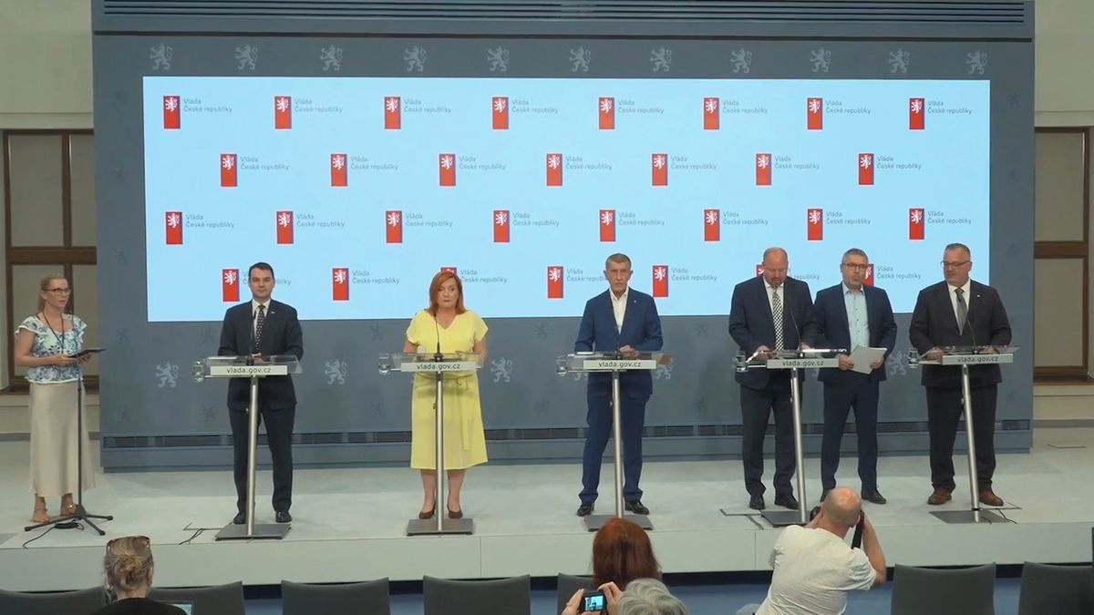 Tisková konference po jednání vlády