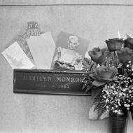 Místo posledního odpočinku Marilyn Monroe. Joe DiMaggio, se kterým se nedlouho před smrtí opět sblížila, na něj roky nechával třikrát týdně posílat kytici růží.