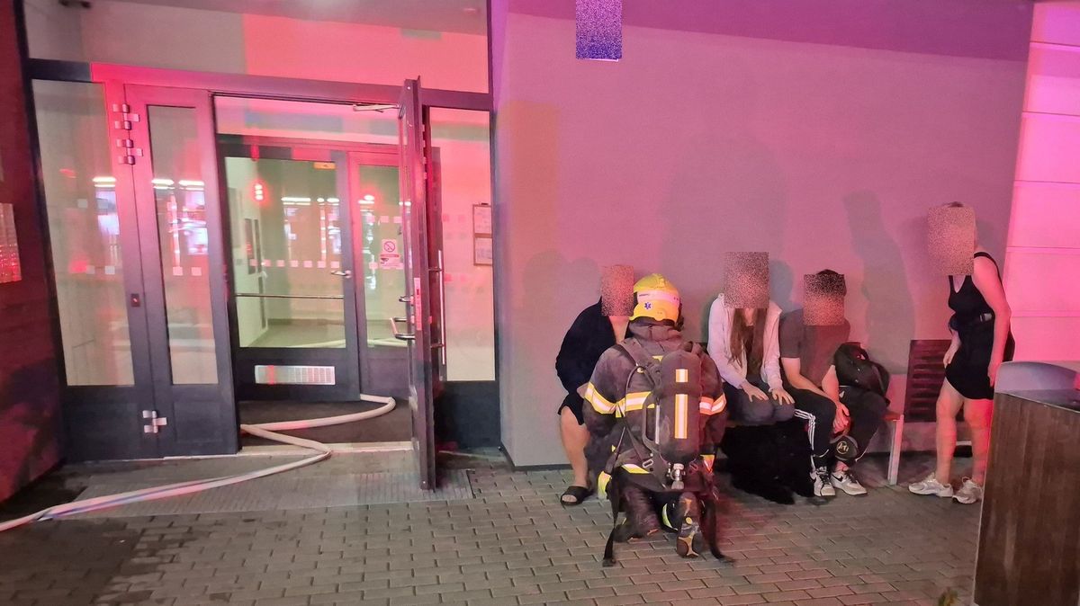 V bytovém domě v Kroměříži hořelo, hasiči obyvatele evakuovali i pomocí žebříku