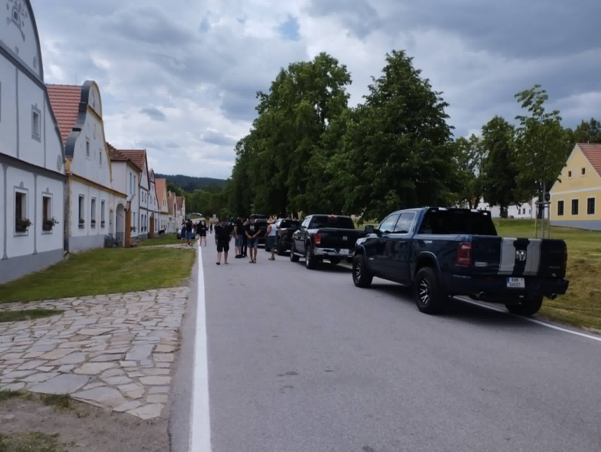 V památkové zóně ve vesničce na jihu Čech zaparkovaly pickupy RAM. Obcí se nesly sprosté nadávky