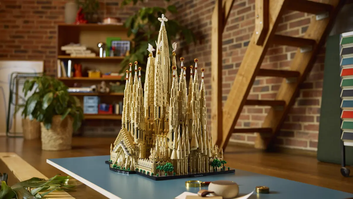 Dvanáct tisíc dílků a 35 hodin sestavování. Lego představilo