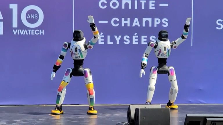 Na Champs-Élysées se předvedli robotičtí společníci, drony i humanoidi tančící na známé hity