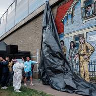 Odhalení kresby na Mostu Adama Bernaua, která připomíná seriál Návštěvníci.