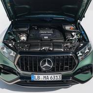 Mild-hybridní motor V8 nabízí nejvyšší výkon 612 koní.