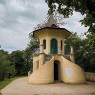 Čínský pavilon stojí na vyvýšeném místě.