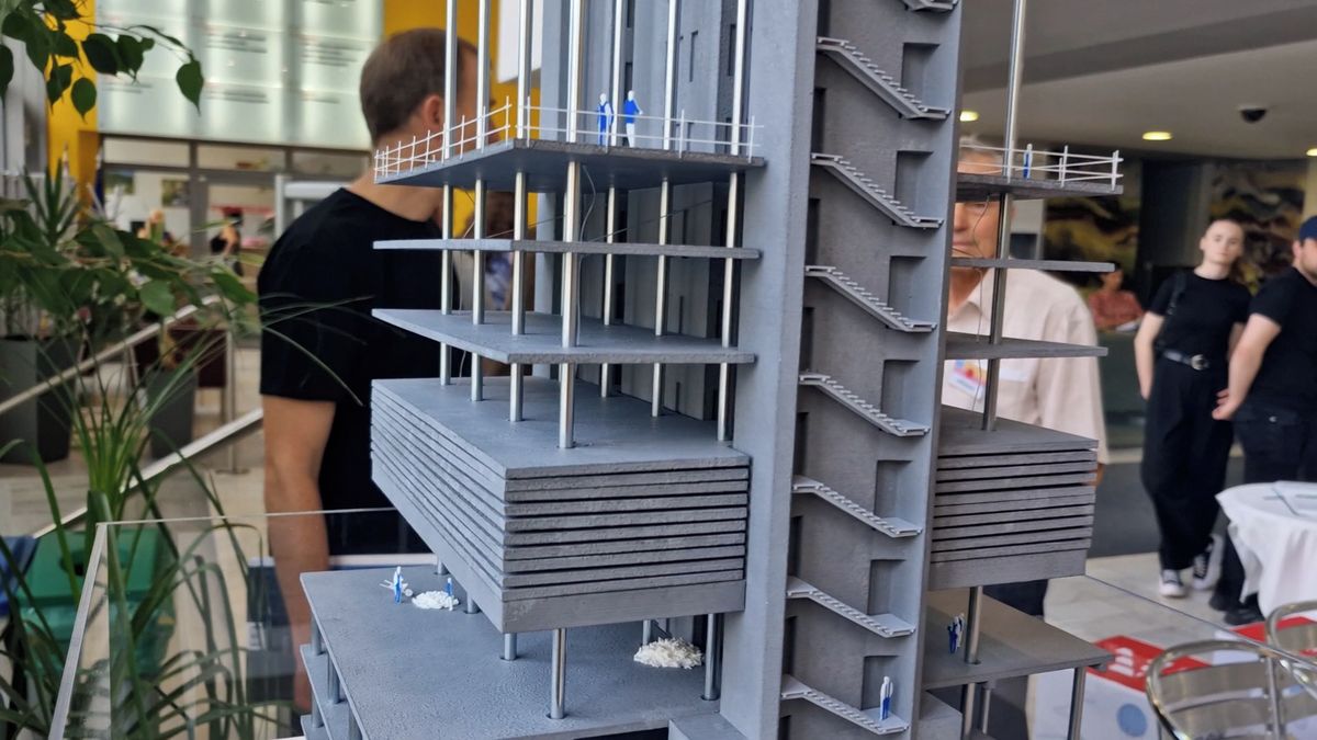 V Liberci sestavili unikátní model mrakodrapu v pohybu. Ukazují, jak se stavěl