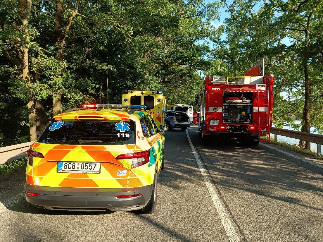 Na hrázi jihočeského rybníku se srazila dvě auta, zranili se tři lidé