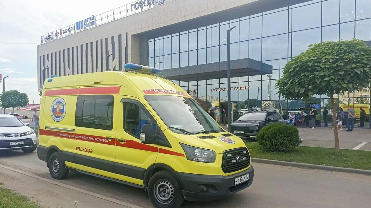 Jedna mrtvá a pět zraněných. Student v Krasnodaru útočil nožem v nákupním středisku