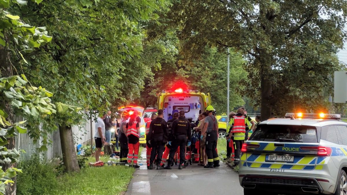 Při nekontrolovatelném hromadném seskoku se na Rokycansku zranili čtyři parašutisté