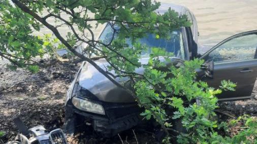 Řidič vyletěl ze silnice a skončil v českobudějovickém rybníku. Nadýchal tři promile alkoholu