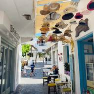 Ve Skyros Town nechybí taverny, kavárny, pekárny, cukrárny ani obchody.