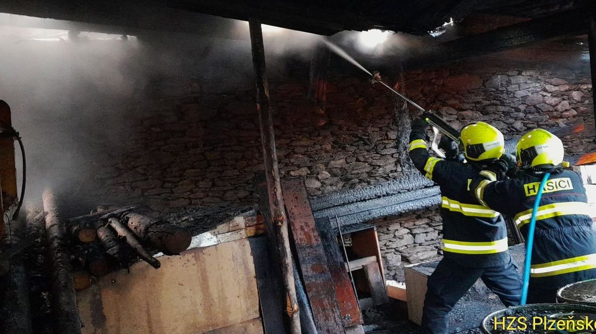 Muž z Plzeňska zachraňoval při požáru slepice, utrpěl popáleniny