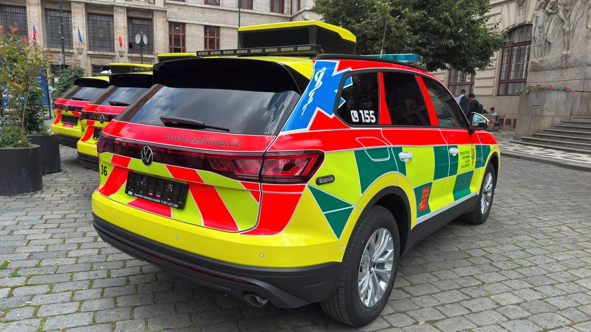 Poprvé s klimatizací na střeše. Nová auta pražské záchranky ušetří místo