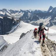 Sníh a vedro zároveň. V tisící metrech nad francouzským Chamonix je přes 30 stupňů.