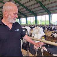 Na farmě v Bohdalově hlídají pohodlí krav pomocí technologií. Dříve nadojily krávy v teplém počasí o pět litrů mléka na den méně, říká hlavní zootechnik Vladimír Musil. 