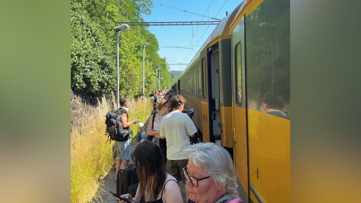Cestující RegioJetu uvázli několik hodin ve vagónech bez klimatizace. Zasahovala záchranka