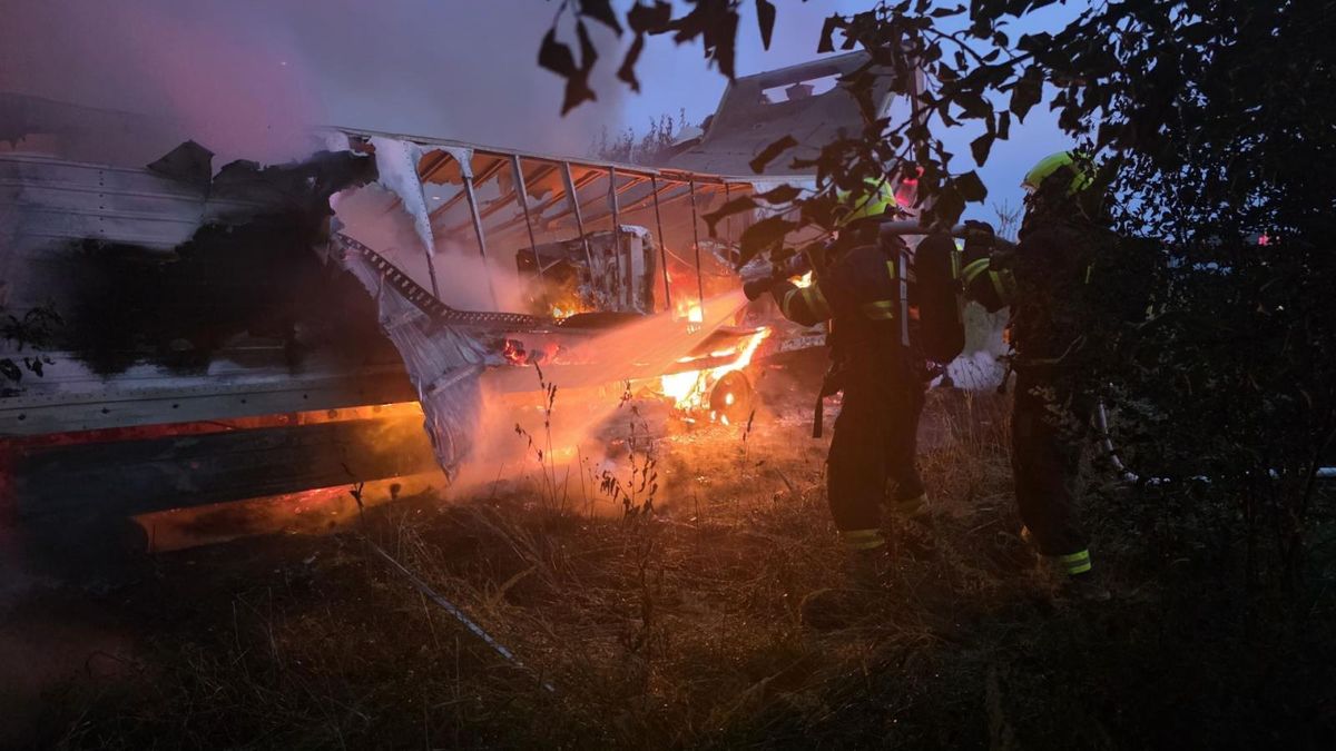 Kamion odstavený v sadu na Turnovsku lehl popelem. Proč začal hořet, není jasné