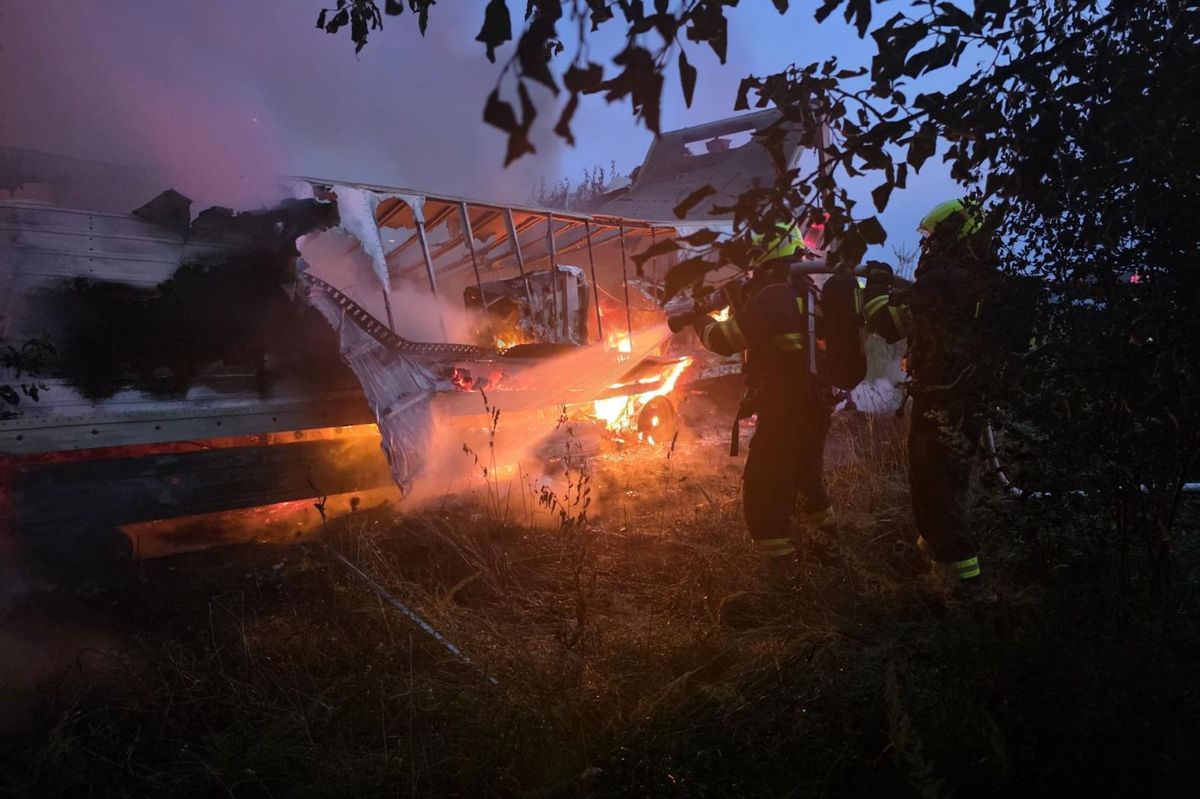 Kamion odstavený v sadu na Turnovsku lehl popelem. Proč začal hořet, není jasné