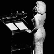 Všechno nejlepší, pane prezidente. Podání písně pro Johna F. Kennedyho vešlo do dějin. Sám prezident pak prohlásil, že může skončit s politikou. Pro Marilyn Monroe ale šlo o jedno z posledních veřejných vystoupení.