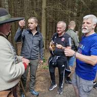 Přípitek se blíží. Hejtman ještě zkoumá skleničku s borovičkou