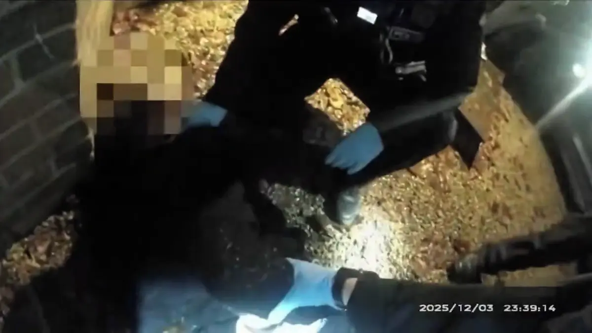 Pobodal mě, nemohu dýchat. Britská policie zveřejnila záběry studenta, kterého omylem spoutala