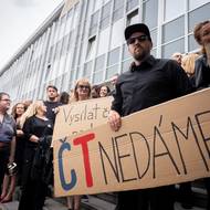 Demonstrace spolku Veřejnoprávně proti rušení koncesionářských poplatků před budovou české televize.