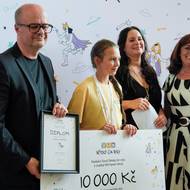 Udílení cen Dětský čin roku. Na snímku kategorie Pomoc ostatním Jitka Klasová a patronka kategorie Jitka Čvančarová