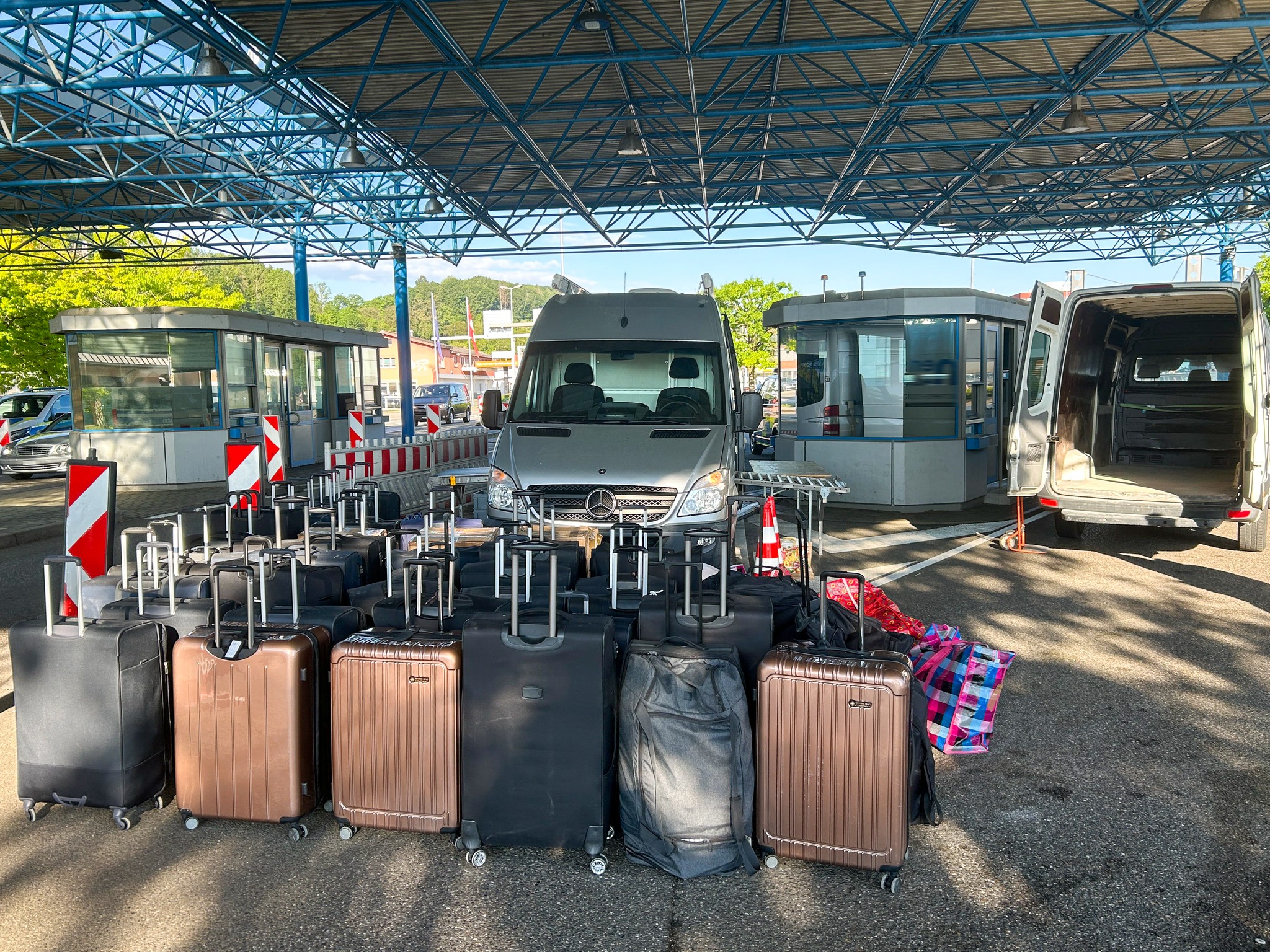 Turistka převážela 55 kufrů. Žádný kontraband, vše pro osobní potřebu, potvrdili překvapení švýcarští celníci