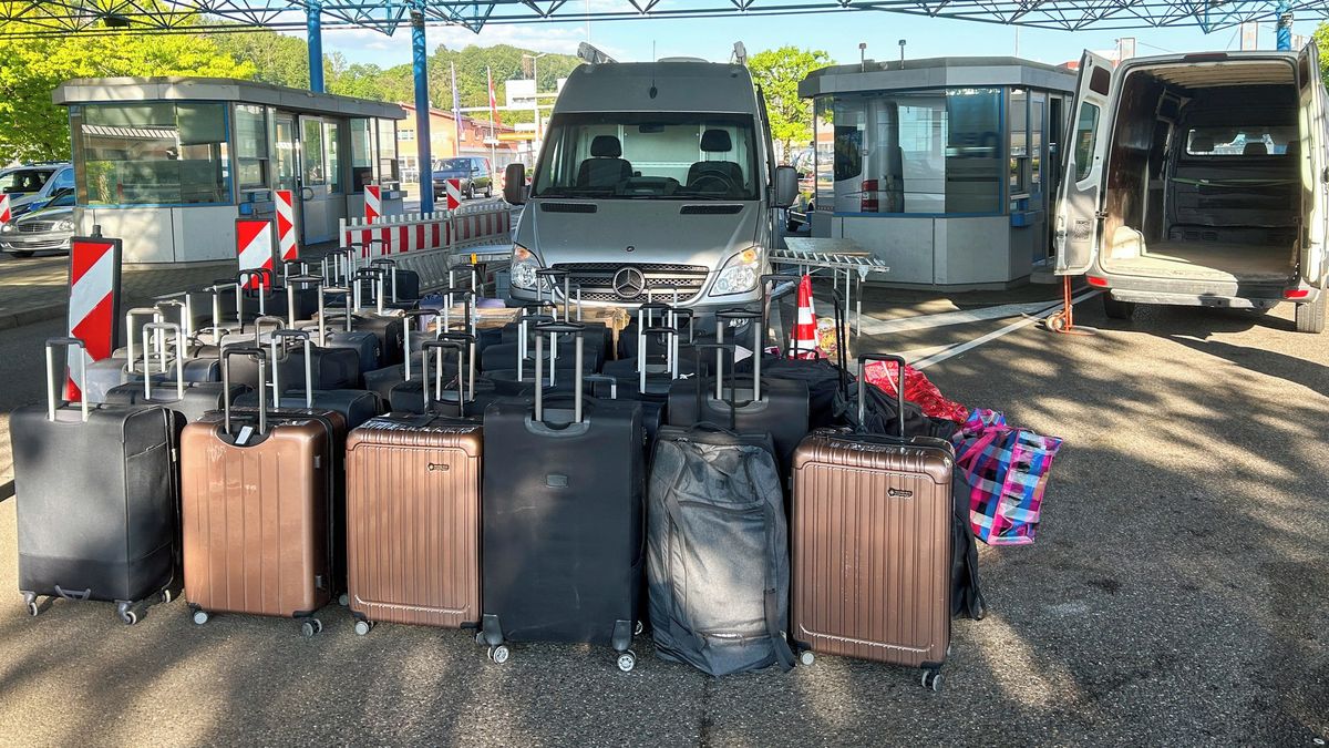 Turistka převážela 55 kufrů. Žádný kontraband, vše pro osobní potřebu, potvrdili překvapení švýcarští celníci