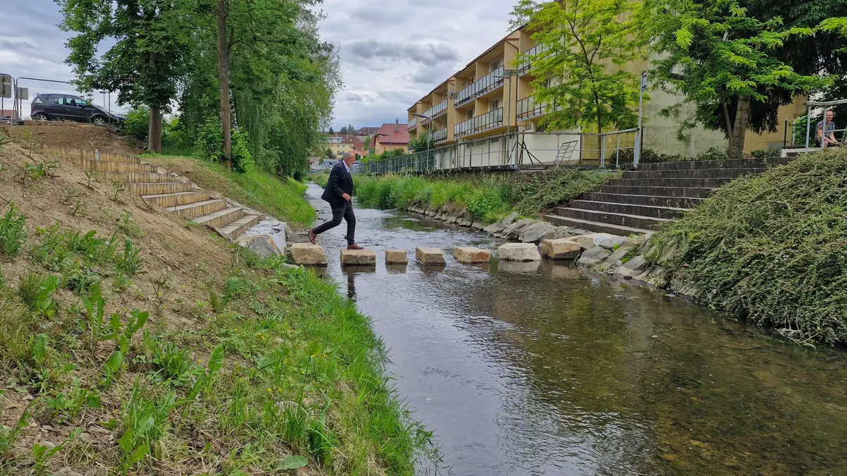 Brod, přechod nebo sucháč. Pelhřimovská radnice vy