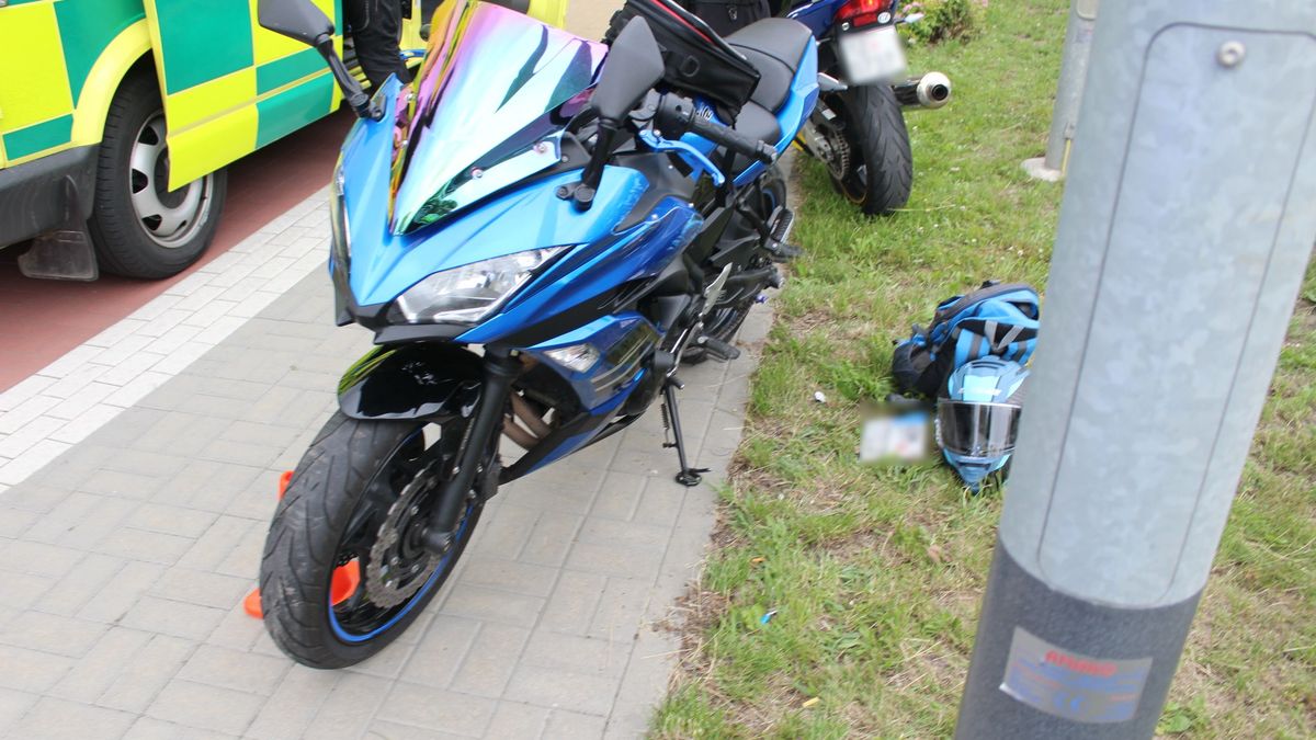 Motorkář naboural v Přerově do motorkářky