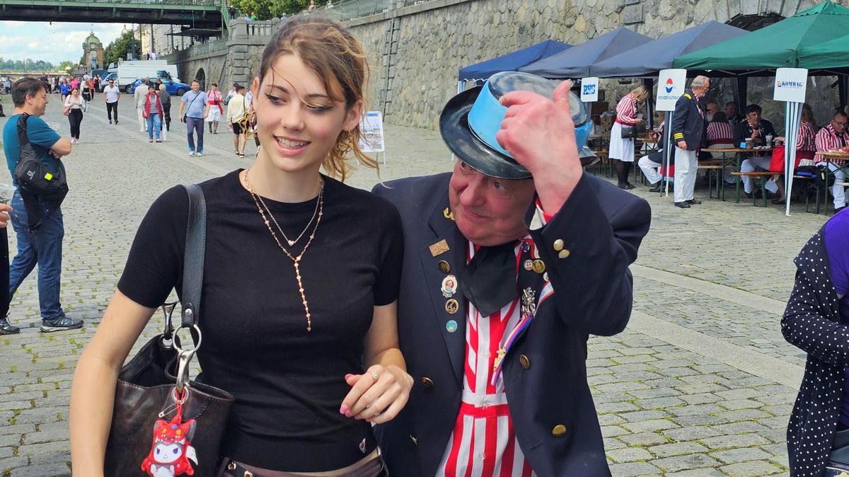 FOTO: Nábřeží pod Vyšehradem ožilo barvami, Vltavan slavil 155 let