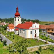 Santiniho stezka zahrnuje i kostel sv. Petra a Pavla v Bobrové.