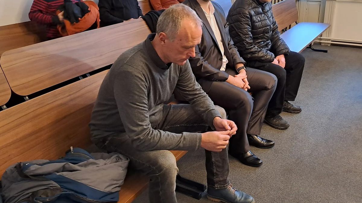 Nelidské a kruté. Soud v Plzni ztrestal bachaře za zásah taserem do genitálií vězně
