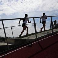 Nová tribuna v Plzi je unikátní, přes její střechu vedou atletické dráhy.