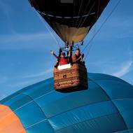 Vzduchoplavec může určit, jak vysoko balon letí, ale směr neovládá. Nemá kormidlo ani motor…