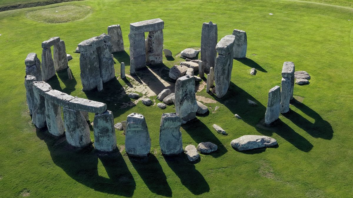 Nedaleko Stonehenge archeologové objevili jeho starší malý „prototyp“