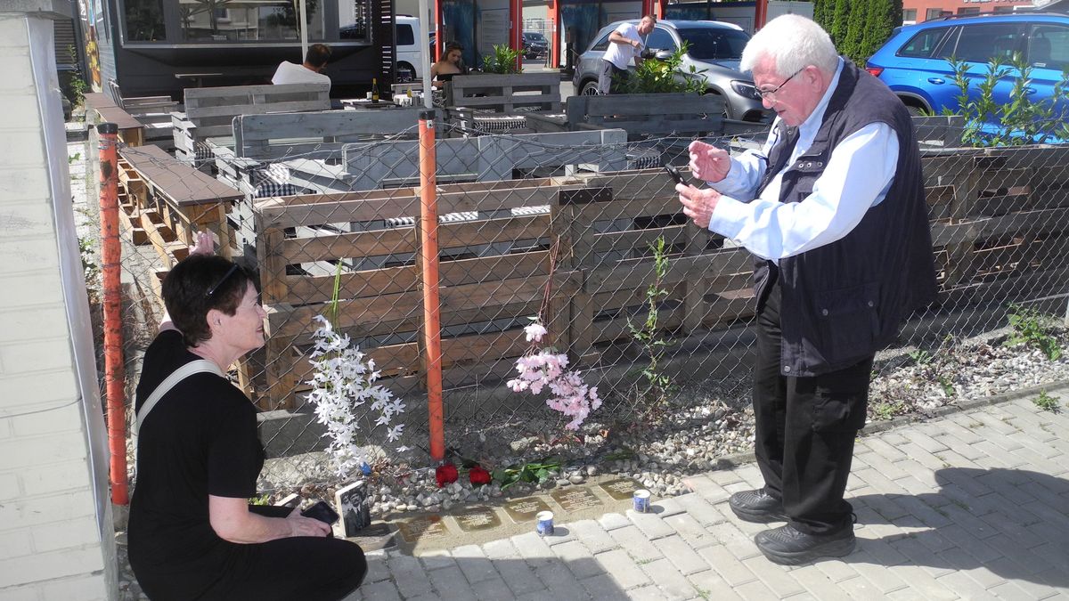 V Prostějově uložili další kameny zmizelých, ve městě je jich už sto deset